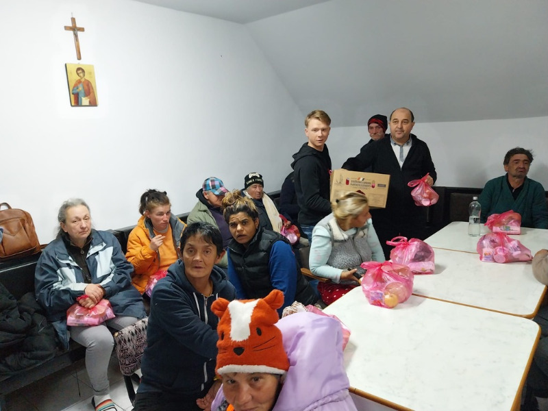 ACV distribute food parcels at Night Shelter